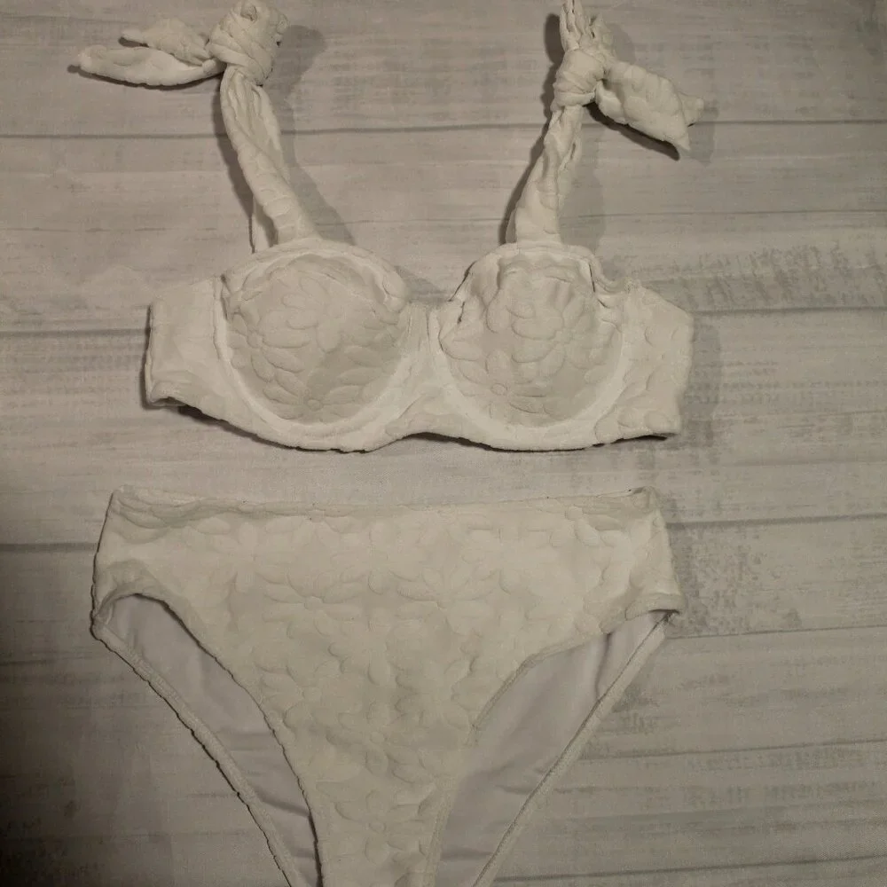 White floral textured bikini with high waist bottom bandeau style w straps top M